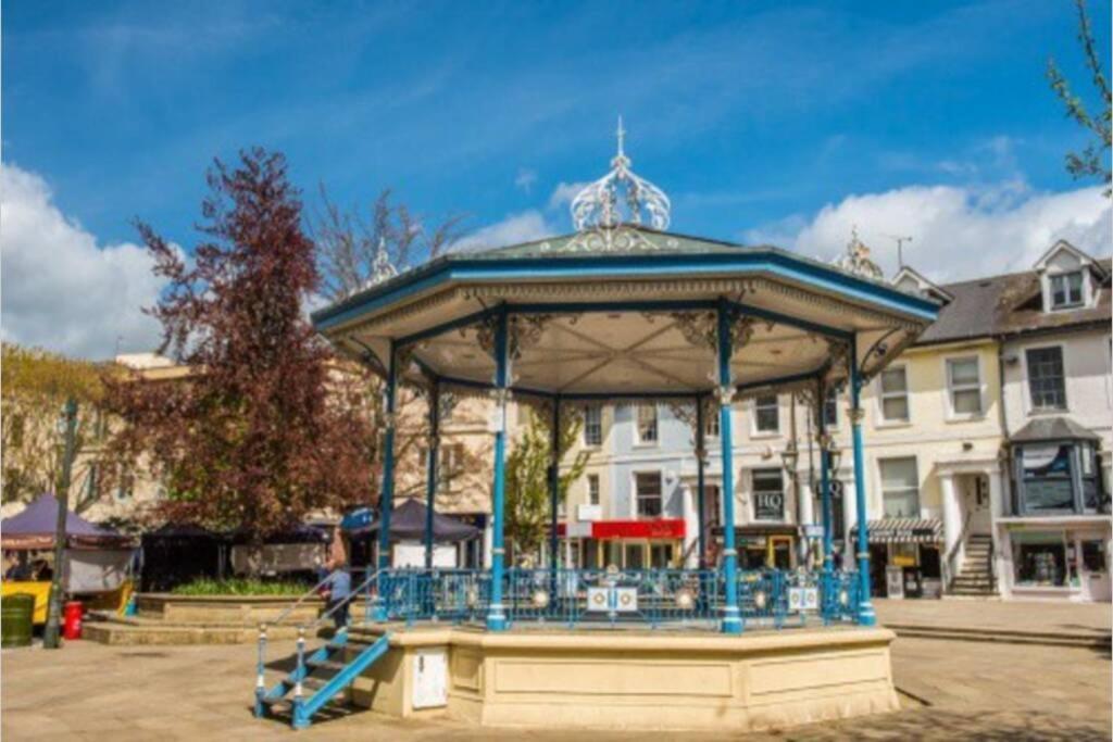Kb99 Comfy 2 Bedroom House In Horsham, Pets Very Welcome With Easy Links To London And Gatwick Екстериор снимка