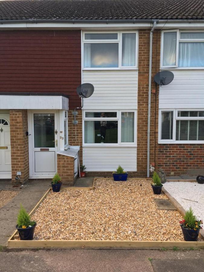 Kb99 Comfy 2 Bedroom House In Horsham, Pets Very Welcome With Easy Links To London And Gatwick Екстериор снимка